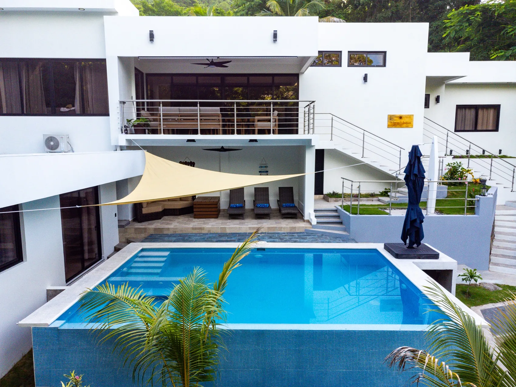 La Beach House private pool